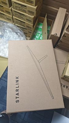 BEZPRZEWODOWA KOMUNIKACJA SATELITARNA STARLINK REV4 Z USA DO CAŁEGO ŚWIATA X Z PROSTOKĄTNĄ ANTENĄ, ROUTEREM I ADAPTEREM DO RURY